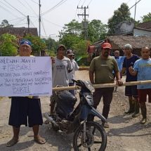 Kesal Jalan Rusak, Warga Kasian Timur Lakukan Ini