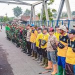 Peringati Hari Juang TNI AD dan HUT Kodam V Brawijaya Danramil 0824/16 Tanggul Giat Karya Bakti