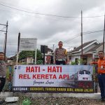 Polisi Pasang Baner Peringatan Cegah Laka Perlintasan Kereta Api